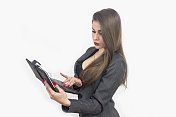 年轻漂亮的女商人在办公室里放着平板电脑