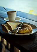 煎蛋卷、烤面包和咖啡早餐