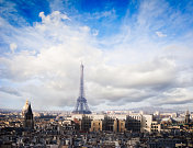 法国巴黎的天际线和埃菲尔铁塔与戏剧性的云