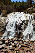 科罗拉多州斯普林斯夏安峡谷的海伦・亨特瀑布