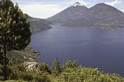 危地马拉的阿提特兰湖和圣地亚哥火山高地