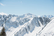 白雪皑皑的山峰