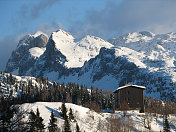 雪山中的高山小屋