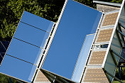 自然环境中的太阳能电池板