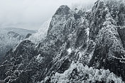 戏剧性的雪山