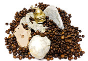 咖啡豆堆和河岩