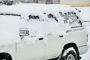 暴风雪给汽车盖上了雪