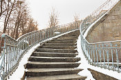 向上的日出公园楼梯与冬季雪德