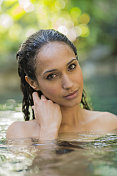 一个年轻女人在一个天然的游泳池里的肖像