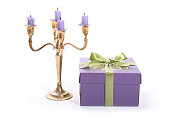 烛台烛台与紫色蜡烛和礼物