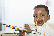 一个非裔美国小男孩在幼儿园玩耍