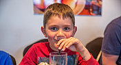 六岁男孩用吸管喝汽水