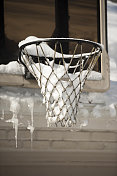 篮球篮筐在雪地里
