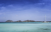 加勒比海岛屿上绿松石色水域中的帆船