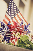 7月4日的装饰。带有美国国旗的爱国风车。独立日。