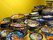 彩色墨西哥厨房陶瓷商店展示