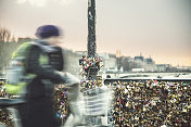 巴黎艺术桥上的爱情挂锁