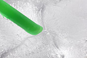 绿稻草插在装满冰块的冷饮里