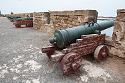 古老的大炮排列在摩洛哥的埃索维拉。
