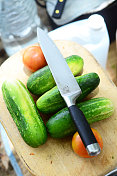 准备用黄瓜、西红柿和刀做沙拉