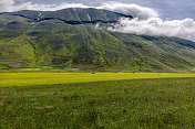 Piano Grande di Castelluccio(意大利)，绿色山丘上的村庄