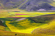 Piano Grande di Castelluccio(意大利)，绿色山丘上的村庄