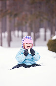 小女孩舔雪