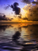 日出时热带海上戏剧性的天空云图
