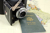 古董风箱相机，美国护照，和地图