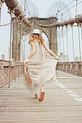 在布鲁克林大桥上跑步的女人