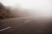 路上有雾的早晨