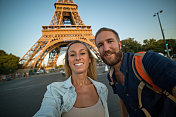 一对游客在巴黎埃菲尔铁塔自拍
