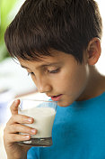 男孩喝着一杯牛奶