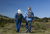 一对老年夫妇在山上散步