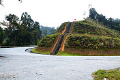 卡梅隆高地的弯道和公路