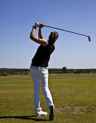 年轻女子高尔夫球