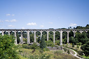 石拱铁路桥和绿化景观。