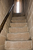 古老狭窄的花岗石楼梯，扶手。