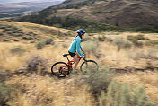在美国西部山区骑山地自行车的女人