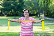 老年妇女，在公园里练瑜伽和体操
