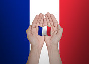 保护法国国旗的手