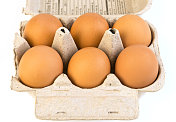 六个棕色鸡蛋在一个纸盒里