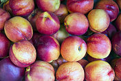 农贸市场展出的桃子