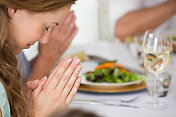 一个女人在饭前祷告的特写