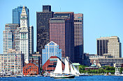 沿着波士顿天际线航行的帆船