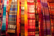 摩洛哥马拉喀什市场上五颜六色的围巾