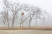 雾中的篮球框