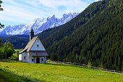 阿尔卑斯山教堂教堂在Dolomites，意大利泰洛阿尔卑斯山