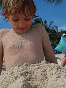小男孩被埋在沙子里