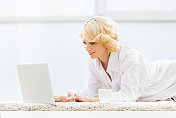 女人使用笔记本电脑。
